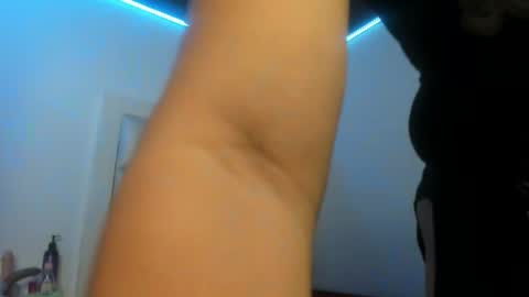 Snapshot of lulu_js_ chatting on May 27, 11:40 am elizabeth online show from May 27, 11:40 am