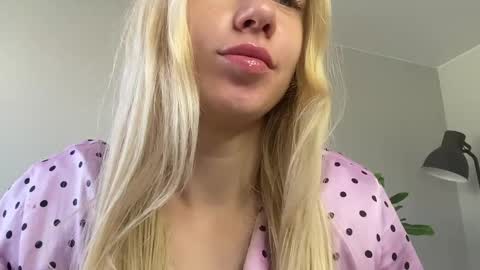Snapshot of lumineess chatting on June 7, 12:53 pm Catherine online show from June 7, 12:53 pm