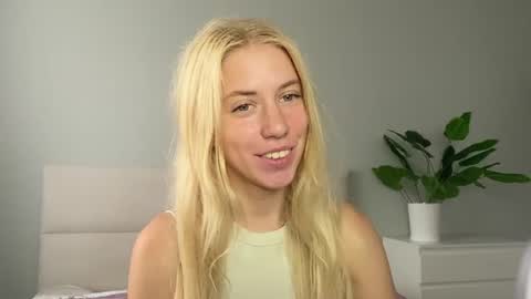 Snapshot of lumineess chatting on July 6, 3:03 pm Catherine online show from July 6, 3:03 pm
