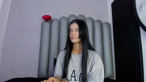 Snapshot of luna_bella_23 chatting on April 16, 3:18 am luna_bella_23 online show from April 16, 3:18 am