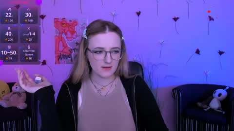 luna_berryy online show from May 2, 8:14 pm