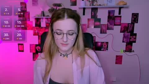 luna_berryy online show from May 19, 7:09 pm
