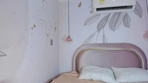 luna_ferrari online show from April 12, 11:37 am