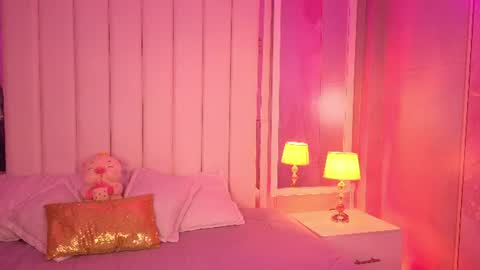 Snapshot of luna_hot_ass chatting on June 22, 10:18 pm luna_hot_ass online show from June 22, 10:18 pm