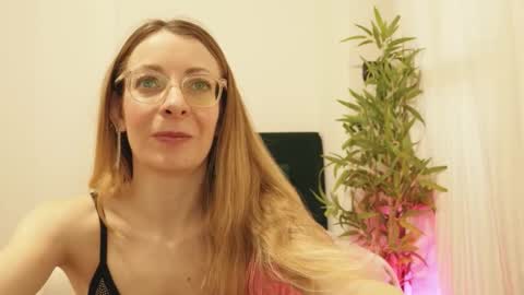Snapshot of luna_riva chatting on January 19, 9:24 am Luna Riva online show from January 19, 9:24 am