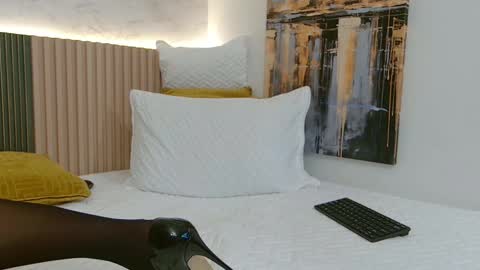 luna_valle online show from April 15, 8:20 pm