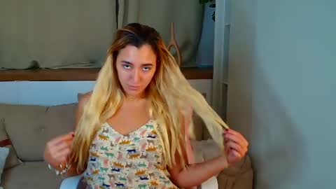 Snapshot of luna_velvvet chatting on July 1, 7:35 pm Luna online show from July 1, 7:35 pm