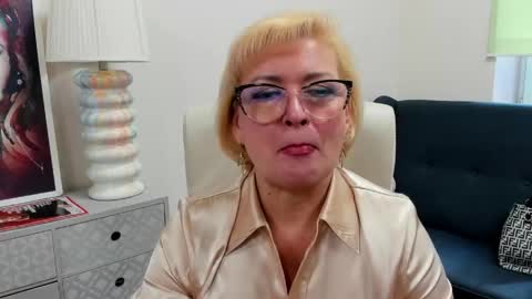 L u n a online show from May 19, 6:42 am