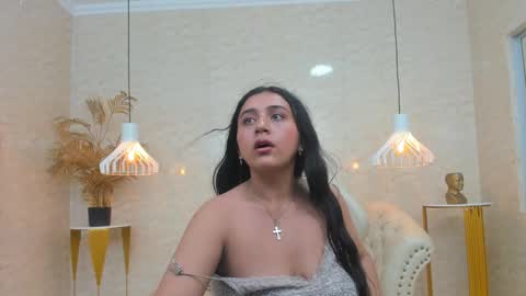 Luna Abril  online show from March 5, 4:19 am