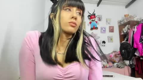 Snapshot of lunacristal_moon chatting on June 18, 8:25 am lunacristal_moon online show from June 18, 8:25 am