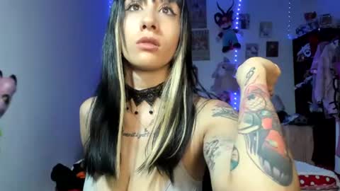 Snapshot of lunacristal_moon chatting on August 3, 12:32 pm lunacristal_moon online show from August 3, 12:32 pm