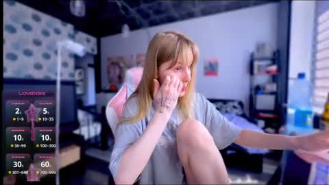 Snapshot of lunacyy chatting on June 21, 1:03 pm Britney online show from June 21, 1:03 pm