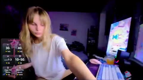 Snapshot of lunacyy chatting on June 28, 8:15 pm Britney online show from June 28, 8:15 pm