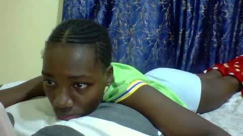 Snapshot of lunah_kitty chatting on April 6, 4:46 am lunah_kitty online show from April 6, 4:46 am
