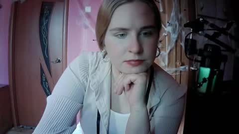 lunamystique_ online show from November 7, 9:53 am