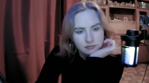 lunamystique_ online show from February 6, 5:16 pm