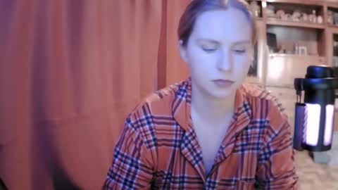 lunamystique_ online show from February 19, 9:49 am