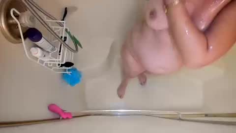 Snapshot of lunapearl__ chatting on October 18, 8:04 am LunaPearl online show from October 18, 8:04 am