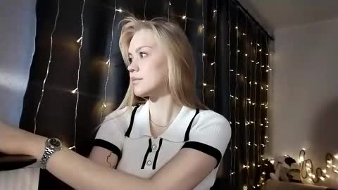 lunapeony online show from December 5, 5:27 am