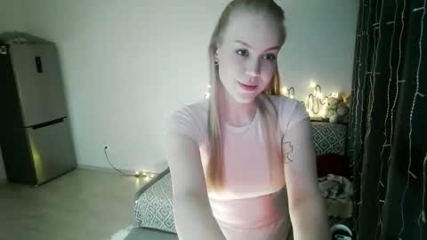 lunapeony online show from February 20, 2:28 pm