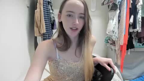 Snapshot of lunapixie2020 chatting on December 27, 2:36 am lunapixie2020 online show from December 27, 2:36 am