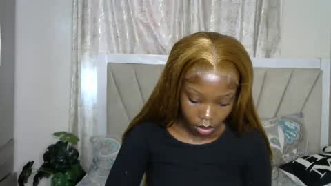 Snapshot of lunar_chocolate000 chatting on April 10, 9:47 am Smiley online show from April 10, 9:47 am