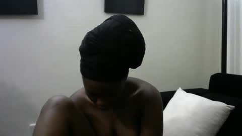 Snapshot of lunar_chocolate000 chatting on May 7, 3:12 am Smiley online show from May 7, 3:12 am
