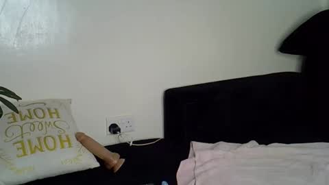 Snapshot of lunar_chocolate000 chatting on May 18, 10:32 am Smiley online show from May 18, 10:32 am