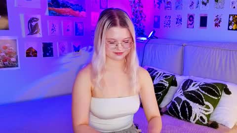 lunariafox online show from April 8, 2:50 pm