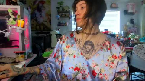 Snapshot of lunarqueen420 chatting on May 2, 2:44 pm lunarqueen420 online show from May 2, 2:44 pm