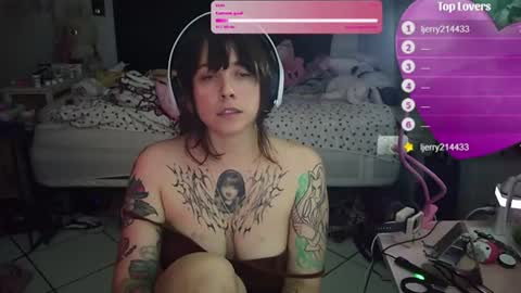 Snapshot of lunarqueen420 chatting on June 27, 6:29 am lunarqueen420 online show from June 27, 6:29 am