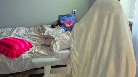 Snapshot of lunatale chatting on June 26, 10:08 am Kate online show from June 26, 10:08 am