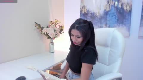 lunavelvet__ online show from April 18, 3:49 pm