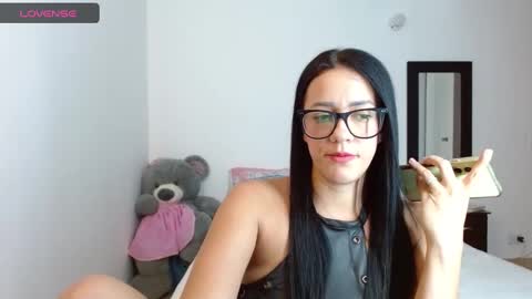 Snapshot of lunayois02 chatting on February 6, 12:54 am lunayois02 online show from February 6, 12:54 am