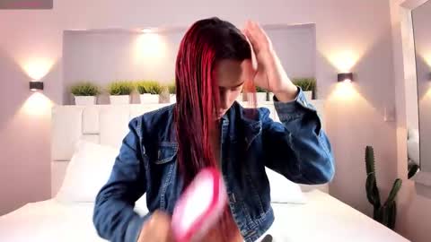 L U N N A online show from February 1, 4:11 am