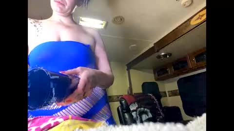Snapshot of lushuslucy chatting on February 18, 12:48 am Kikithebaee online show from February 18, 12:48 am