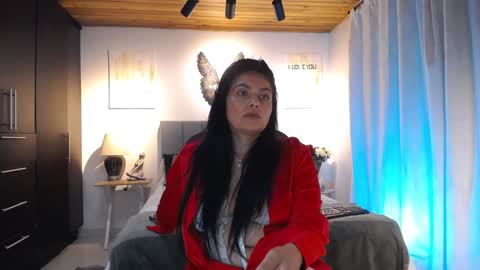 Snapshot of lust_mom chatting on January 28, 11:28 pm Angela 3 online show from January 28, 11:28 pm