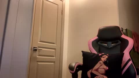 Snapshot of lustforlola chatting on December 8, 4:57 am LOLA online show from December 8, 4:57 am