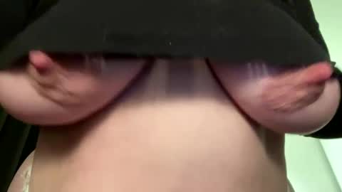 Snapshot of lustytits85 chatting on December 18, 12:18 pm lustytits85 online show from December 18, 12:18 pm