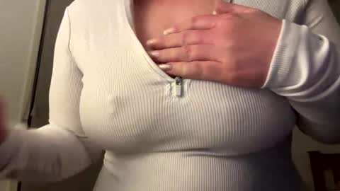 Snapshot of lustytits85 chatting on September 28, 1:05 pm lustytits85 online show from September 28, 1:05 pm