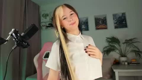 Snapshot of luvienne_sweet chatting on July 16, 3:23 am Luvienne Belle online show from July 16, 3:23 am