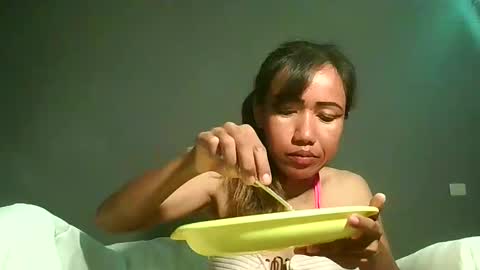 Snapshot of luvu4everxxx chatting on April 22, 3:53 am Bee Bee online show from April 22, 3:53 am