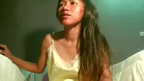 Snapshot of luvu4everxxx chatting on May 12, 2:41 am Bee Bee online show from May 12, 2:41 am