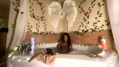 luvvlee online show from October 24, 8:38 pm