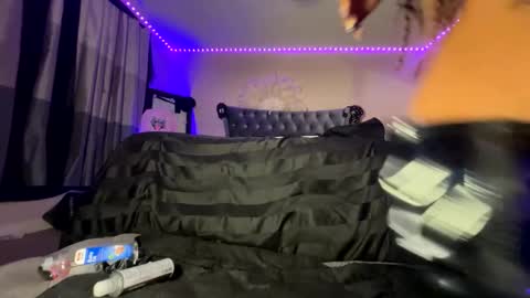 luvvlee online show from March 26, 6:52 am