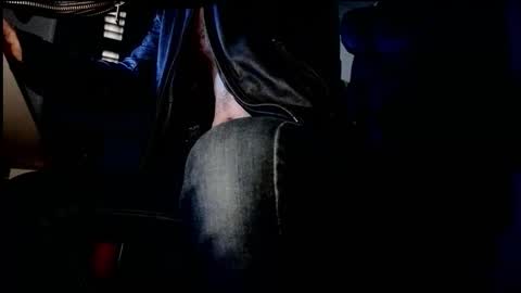 Snapshot of lux_dei chatting on November 11, 1:05 am Im a - CAMGUY YOU LIKE to FUCK online show from November 11, 1:05 am