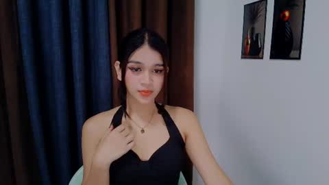 Snapshot of lux_white chatting on July 13, 10:12 pm queen lux online show from July 13, 10:12 pm