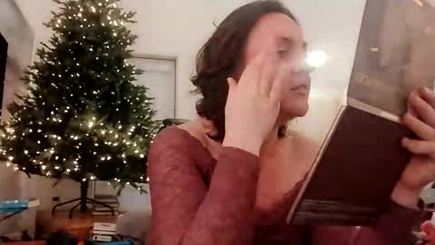 Snapshot of luxeysparkle chatting on December 6, 11:57 pm Luxey Sparkle online show from December 6, 11:57 pm