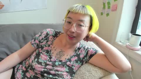 Snapshot of luxgray chatting on March 31, 8:53 pm LuxGray online show from March 31, 8:53 pm