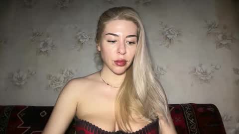 Snapshot of luxsonyastar chatting on May 7, 8:25 pm LuxSonyaStar online show from May 7, 8:25 pm